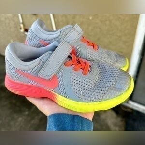 Nike Revolution 4 fade running sneakers